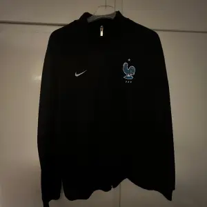 Nike kofta/jacka med Frankrikes logga. Inköpt innan VM-guldet 2018 (därav bara en stjärna ovanför loggan). Sjukt snygg modell och passform