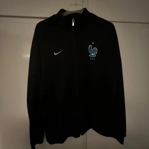 Nike Track Jacket Frankrike - Nike kofta/jacka med Frankrikes logga. Inköpt innan VM-guldet 2018 (därav bara en stjärna ovanför loggan). Sjukt snygg modell och passform