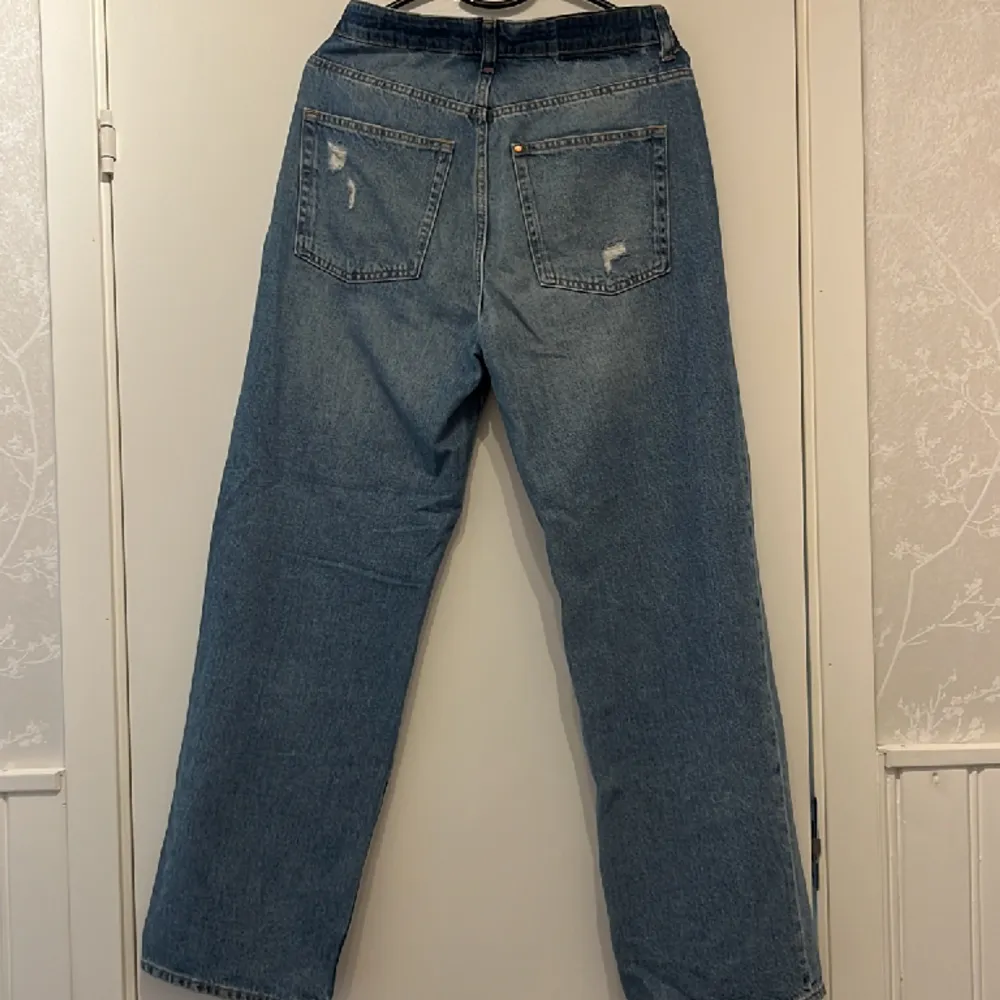 Säljer dessa Loose straight high waist jeans från hm i storlek 38. Byxkanten runt midjan är mörkare än resten av jeansen (som på bilden). Använda ett fåtal gånger. Jeans & Byxor.