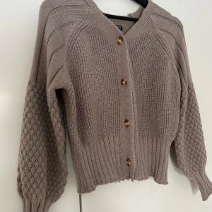 Kofta  - Säljer nu min kofta som är jätte fin samt super mjuk i materialet, använt ett fåtal gånger. Men på senaste tiden bah hängt i garderoben. Hör av er om ni vill ha fler bilder:)