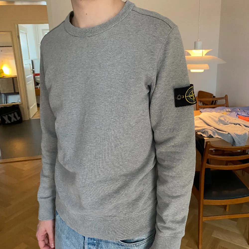 Säljer en Stone island sweatshirt i storlek S. Tröjan är i nyskick . Tröjor & Koftor.