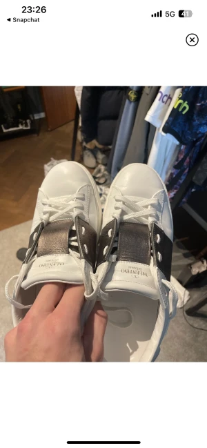 Valentino opens - Säljer mina valentino opens för att dom har blivit försmå. Dom är 8/10 i skick så väldigt fina. Det som gör att dom är 8/10 är att dom är lite mer slipade av att man har skrapat vid hälen när man går. Stolek 41 men passar 42