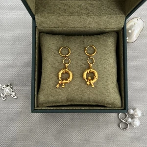 Guldiga örhängen - Så coola guldiga örhängen