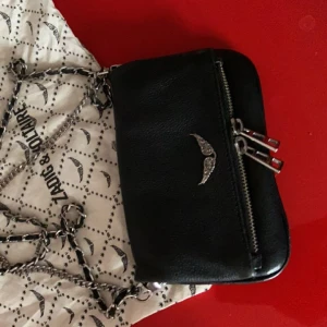 Liten Zadigväska - Säljer min jättefina lilla zadigväska! Den har inga slitningar och är i jättefint skick!❤️Skickas med dustbagen