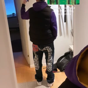 Evisu jeans - Asballa BAGGY Evisu Jeans💸. Tvärfeta brallor som drippar galet. Ytterbenslängd 108 cm, midjemått 48 cm, benöppning 22 cm. För fler bilder så kom privat homies🙏🏼. Tar trades och självklart äkta💯💰Priset är inte fast🤘🏼