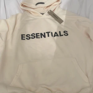 Essential hoodie - Säljer en essential pga för baggy skick 10/10 aldrig använd