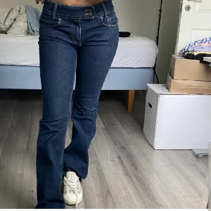Motel jeans - Nästan oanvända jeans från motelrocks i storlek S Köpta här på plick när de hadde prislapp kvar men har bara använt dom ca två gånger då dom e förstora (lånade bilder från föra säljaren)