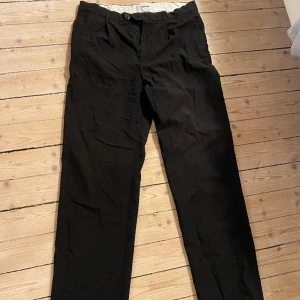 Weekday kostymbyxor - Svarta weekday kostymbyxor, bra skick, funkar till allt, storlek 52(L), nypris 700