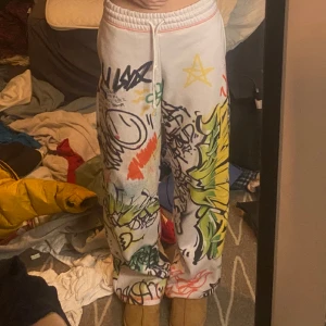 Graffiti mjukis byxor - Snygga mjukis byxor med graffiti på som inte har kommit till användning ursprungliga priset 765kr 