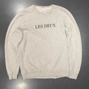 Les Deux sweatshirt - Säljer min Les Deux sweatshirt. 10/10 skick och är nästan helt oanvänd. Storlek M och om de finns mer funderingar är det bara att skriva.