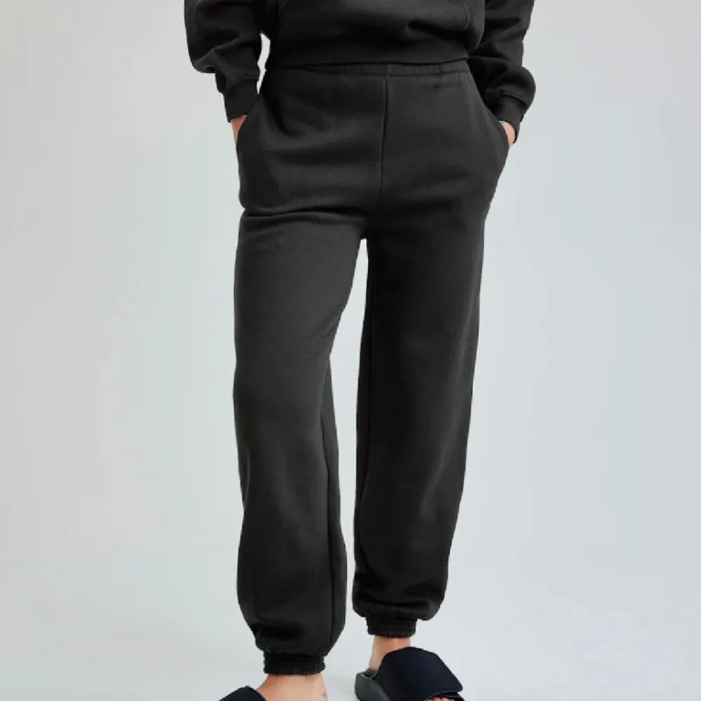 Svarta mjukisbyxor från bikbok, ”Mega mjukisbyxor” i strl M. Endast testade!. Jeans & Byxor.