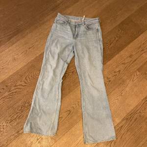 Weekday jeans i modellen ”Sway mid bootcut jeans”. Storlek 27/32 🩵 