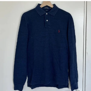 Långärmad piké Raulph lauren - Säljer nu min snygga långärmade piké från Raulph lauren i storlek M.  9/10 skick då den inte används särskilt mycket! Ny pris runt 1200kr Skriv om frågor 