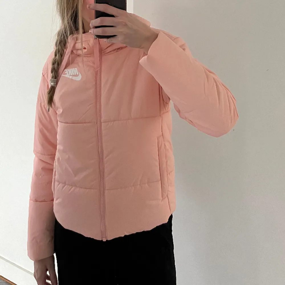 Rosa puffjacka från NIKE. Använd någon enstaka gång, mkt bra skick. Strl S💕. Jackor.