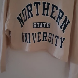 Croppad tröjs - Strl S croppad långärmad köparen står för frakten 