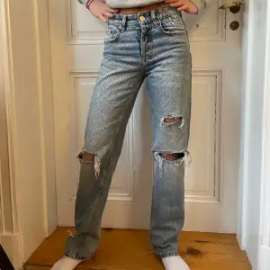 Straight jeans från Zara med midwaist / medelhög midja. Nypris 350kr. Storlek 34. Väldigt bra skick! Möts i Stockholm annars står köparen för frakt!🩵💙