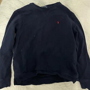 Ralph lauren sweatshirt UNISEX - Ralph lauren sweatshirt, behöver rollas men fixar självklart det inför leverans, färgen har tvättats ut lite annars har den inga defekter 