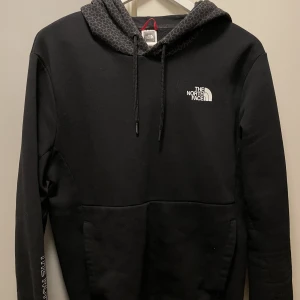 North face hoodie - Storlek medium. Så gott som oanvänd, enbart använd fåtal gånger.