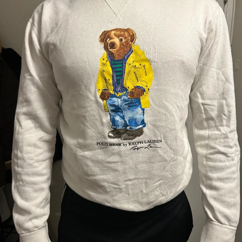 Vit Ralph Lauren Polo Bear sweatshirt med tryck på framsidan. I gott skick! Ordinarie pris: 1500kr. Hoodies.