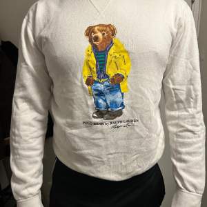 Vit Ralph Lauren Polo Bear sweatshirt med tryck på framsidan. I gott skick! Ordinarie pris: 1500kr