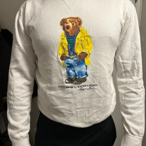 Ralph Lauren Polo Bear - Vit Ralph Lauren Polo Bear sweatshirt med tryck på framsidan. I gott skick! Ordinarie pris: 1500kr