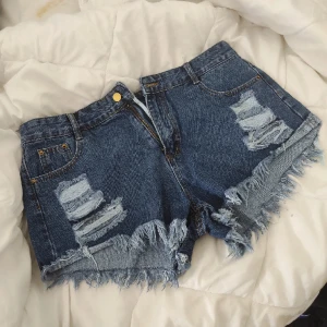 Jeansshorts  - Storlek L men passar som M.  Köpt på shein