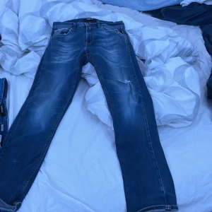 Replay jeans - Säljer pga att jag ej använder dom. Kan säljas 500kr st eller 1000kr för alla 3 Om frågor eller mer bilder är de bara o skriva 1a bilden strlk 31 32  2:a bilden strlk 32 32  3:e strlk 32 32
