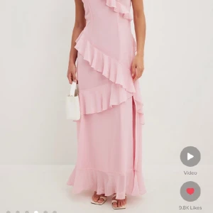 SÖKER DENNA KLÄNNING  - Jag söker denna klänning för min student! Skriv gärna om ni har i storlek 36 eller 38/s eller m!