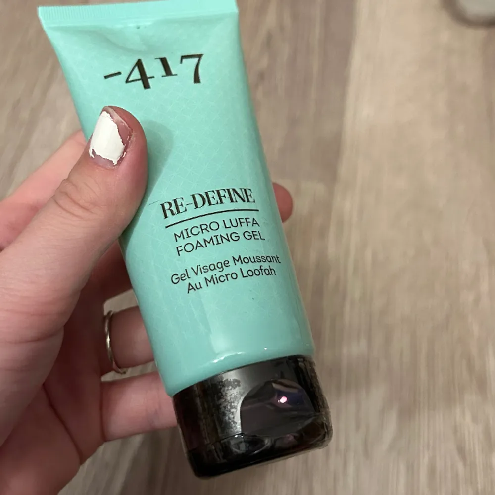 Oanvänd med plasten kvar så oöppnad. Nypris 132 kronor säljs för 50 + frakt. 💓köp via köp nu! Ge huden en härlig ”spring cleanse” med denna skummande 3-i-1-gel som rengör, exfolierar och tar bort smink.. Övrigt.