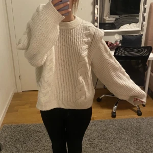 Tjock stickad tröja - Denna beige stickade tröjan är välidgt bekväm och varm. Lånade bilder då jag köpte den från Plick. Säljer då den inte är min stil.  Storlek L och har inga defekter. Köpte den för 200kr och Nypris är 150