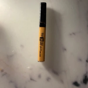 Fit me concealer i färgen 40 - Fit me concealer i färgen 40! Använd 1 gång. Funkar som bronzer om man har ljusare hy. Fri frakt !! Använd inte köp nu utan kontakta mig privat vid intresse ❤️
