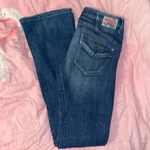 Jeans - Super snygga lågmidjade och bootcut jeans!!! Midjemått rakt över: 37, Innerbenslängd: 83, ytterbenslängd: 104