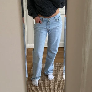 Baggy jeans - Säljer dessa lågmidjade/midrise jeans från Carlings som tyvärr inte kommer till användning längre. Dom är långa på mig som är 168cm. 💕