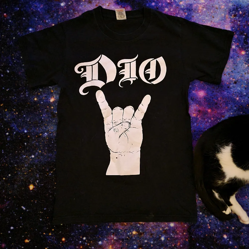 Svart Ronnie James Dio t-shirt, knappt använd . T-paidat.