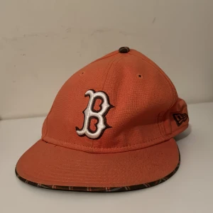 Vintage boston red sox fitted cap new era - Vintage boston red sox fitted cap storlek 7- 3/8(58,7cm) mät runt huvud MLB fin