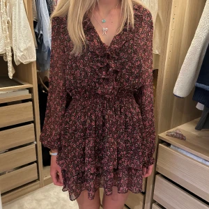 Klänning - Säljer denna supersnygga klänning från Zara i storlek S. Perfekt till mer uppklädda tillfällen. Aldrig använd och har lappen kvar. 