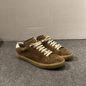 Saint Laurent skor - Säljer dessa saint Laurent då dem e försmå för mig. Dem e i storlek 40 men sitter som 41. Endast skorna följer med vid köp. Skon har ingen flaw ba att d e en liten fläck på skosnöret. Inga sulor finns därmed priset!