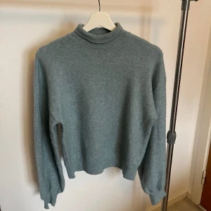 Blå stickad tröja - Säljer denna fina stickade tröjan från Lindex i xs. Lite nopprig men inget som inte försvinner med en noppkam eller noppmaskin. (lite ljusare färg i verkligheten)☺️