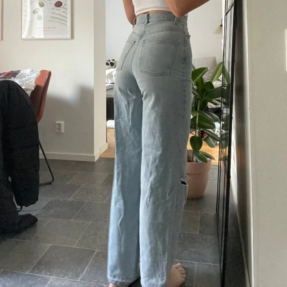 Snygga jeans med hål på knäna (är nästan lite korta för mig som är 180cm så passar er som är där omkring)  💓💓 26/36 . Jeans & Byxor.