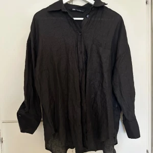 Linne skjorta - Linne skjorta från Zara, använd nån enstaka gång så i nyskick. Storlek XS men oversized i modellen, så skulle säga att den passar S också. Köparen står för frakt🫶🏼