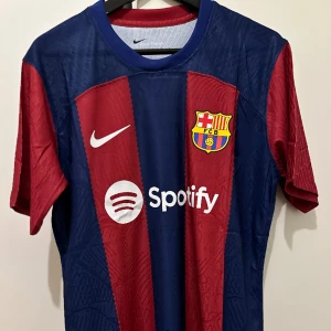 Barcelona hemma tröja 23/24 vapor  - Helt nya oanvända i paketet  2 st tröjor  Finns i storlek L men passar på M, XL men passar på L   Ny pris 1699kr   Säljs för 350kr/st 😊