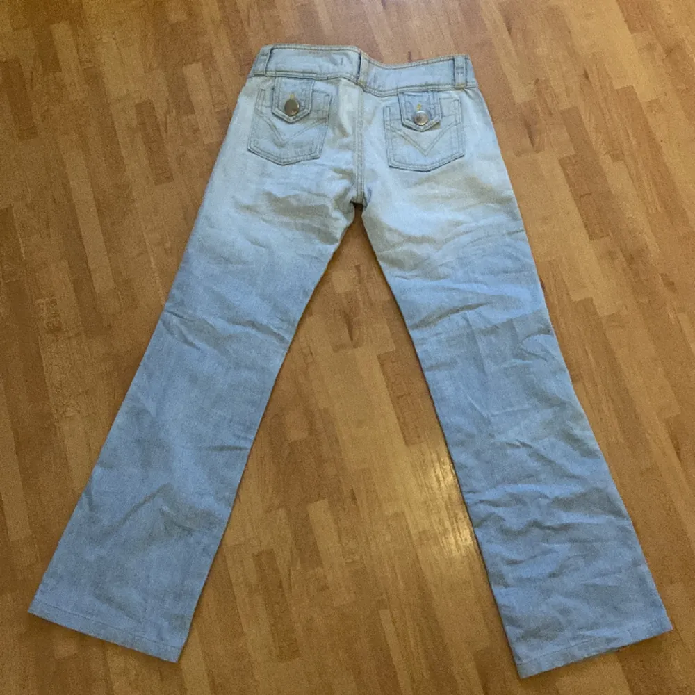 Jättesnygga bootcut low waist jeans i perfekt ljusblå wash från redstar❤️‍🔥❤️‍🔥❤️‍🔥. Tar emot att sälja dem men de passade tyvärr inte💔. W30 L34 men definitivt mindre i storleken. Rekommenderar för 27/28. Kolla måtten❤️🙏 Midjemått: 37cm Innerbenslängd:75cm . Jeans & Byxor.