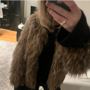 Pälsjacka - Super snygg pälsjacka. Aldrig använd och finns inga tecken på användning. Köptes här på Plick (första bilden är förra ägarens bilder) så snygg färg och passform!!