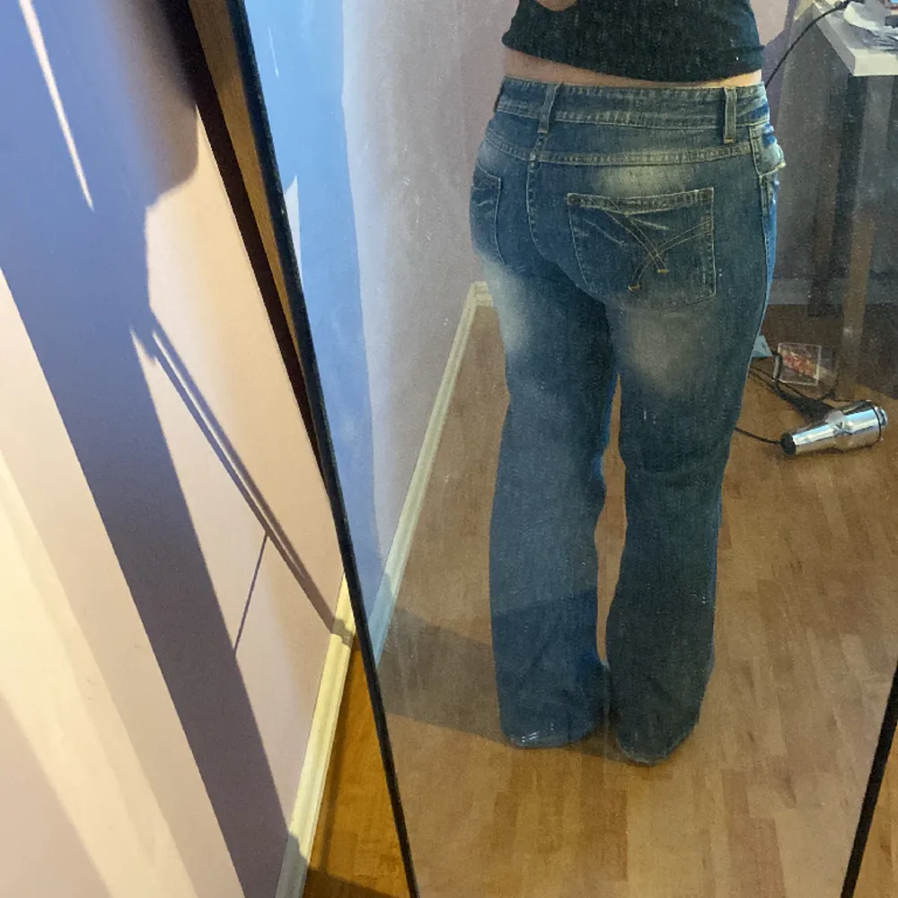 Jättefina lågmidjade straightleg/flare jeans i märket bigstar med skitnice wash❤️‍🔥❤️‍🔥 bra i längd på mig som är 165. 30/30 i storlek, passar på mig som har S/M i jeans❤️‍🔥. Midjemått:42cm Innerbenslängd:74cm  Använd gärna köp nu, först till kvarn❤️‍🔥!. Jeans & Byxor.