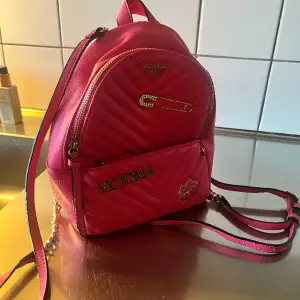 Jättesöt ryggsäck från Victoria secret, nyskick som inte kommer till användning längre 