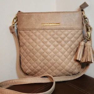 Steve Madden väska - Väska från Steve Madden i aprikos/beige. Använd få gånger, i mycket fint skick. 