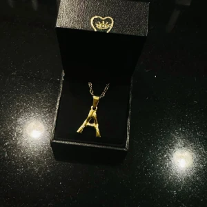 Bamboo letter necklace  - Jättesnygg Maria Nilsdotter inspirerad bokstavshalsband ✨Finns även i E och M i guld i lager  Rostfritt 