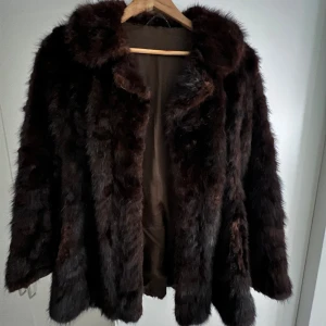 Äkta pälsjacka - Säljer min mormors äkta päls.  Väldigt fint skick, finns två knäppen för att stänga jackan (sista bilden).  Storlek S.  Färgen på jackan upplevs som svart/brun.