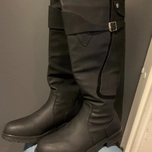 Allvädersstövlar - Lätt fodrade vattentäta Stl 38 men mer som 36-37 Endast provade