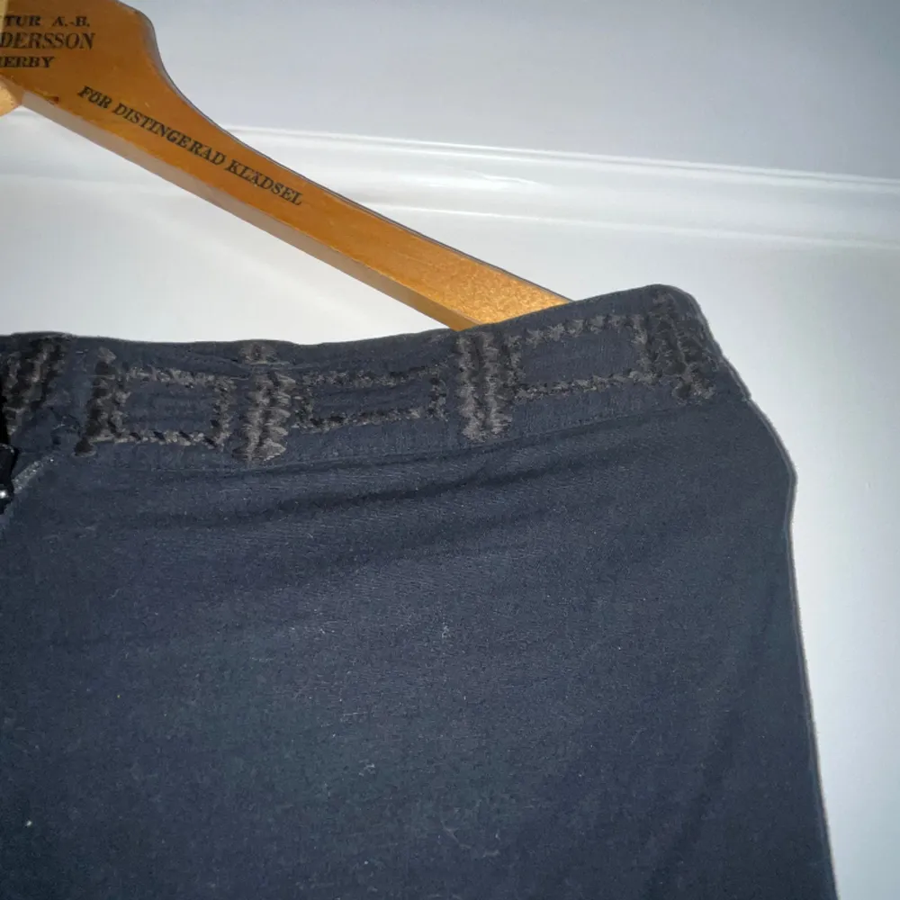 Byxor i lite tunnare tyg med broderade detaljer. Kortare modell. Jeans & Byxor.